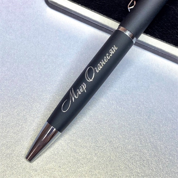 Шариковая ручка с именной гравировкой "Ferra" цвет черный