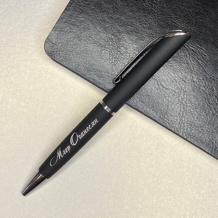 Шариковая ручка с именной гравировкой "Ferra", цвет черный