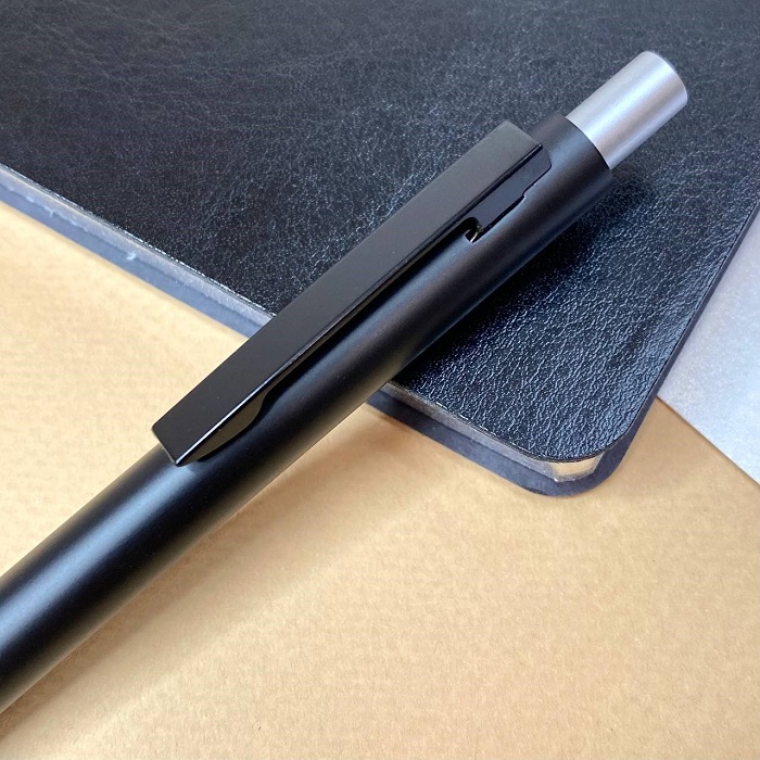 Шариковая ручка с именной гравировкой "Rioni", черный/серебро