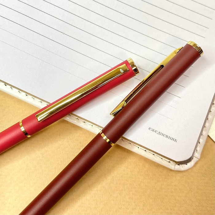Шариковая ручка с именной гравировкой "Marezo" красный