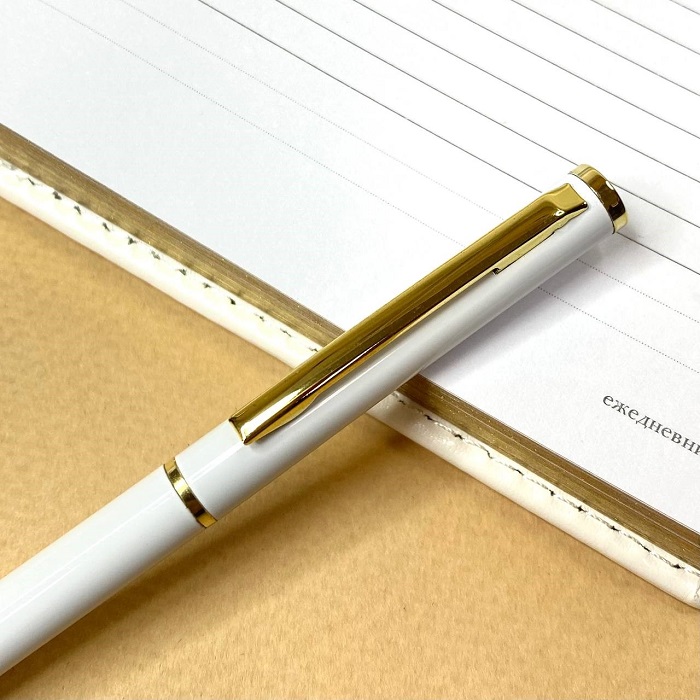 Шариковая ручка с именной гравировкой "Marezo", белый
