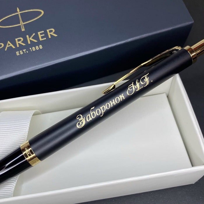 Ручка шариковая Parker Urban  с именной гравировкой, цвет черный/золото